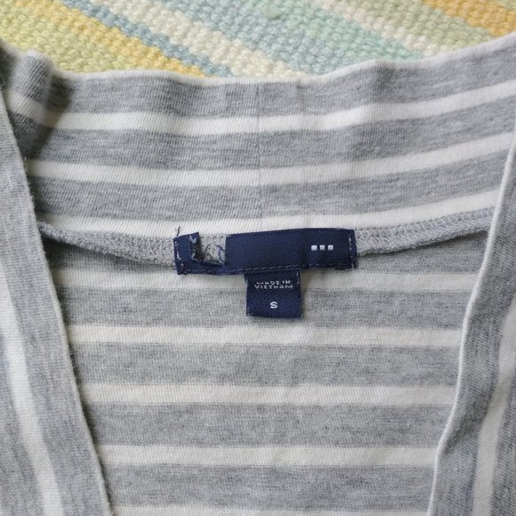 ⭐ GAP gray/white striped knit cardi Small - Picture 4 of 10